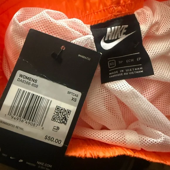 Nike Sportswear Woven Women's Shorts - Picture 2 of 6